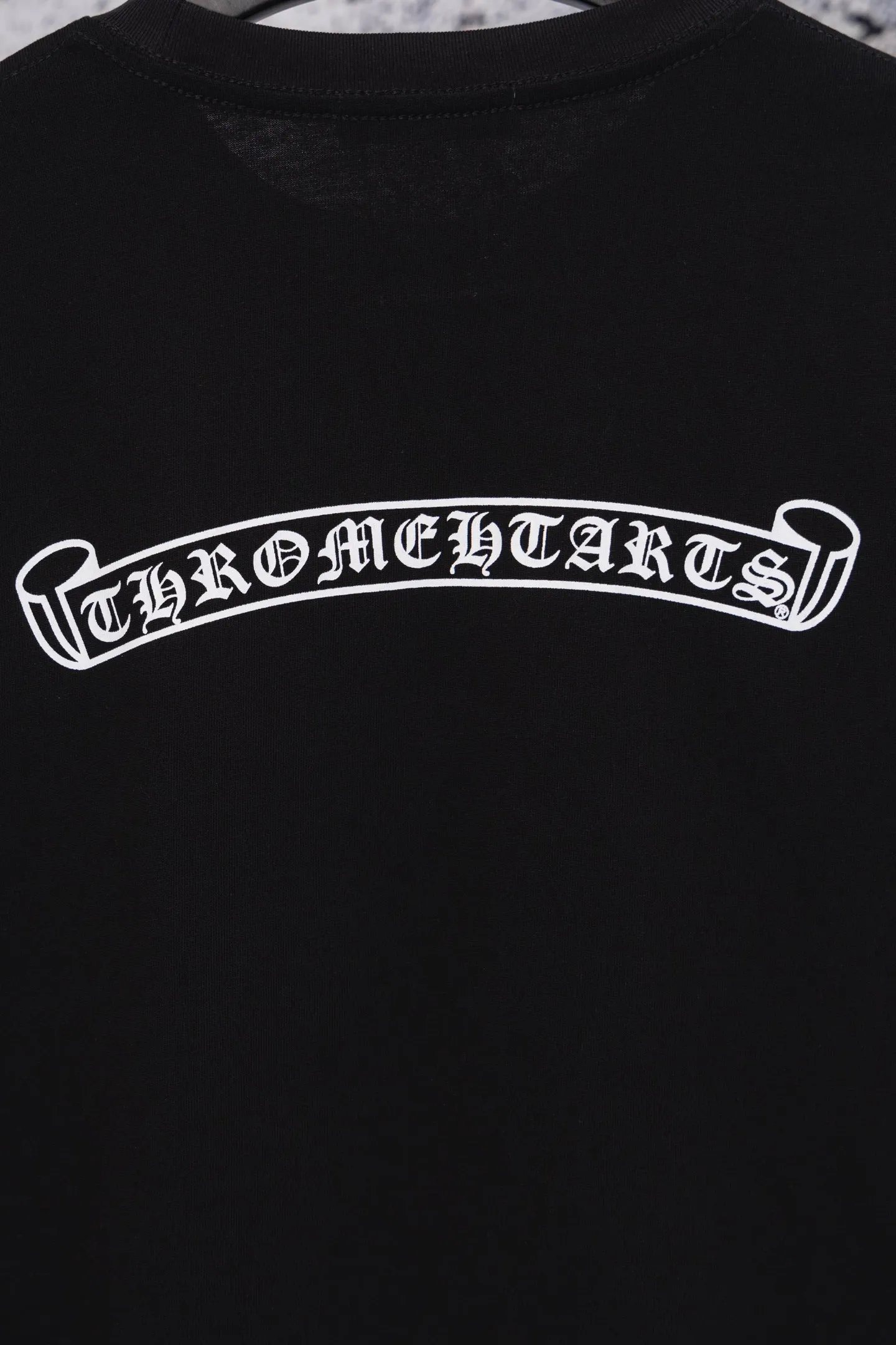 P190 Chrome Hearts CH Chrome Hearts black and white raglan sleeve Sanskrit letter printed long-sleeved T-shirt. Refreshing and comfortable, the colors have been fixed. - High elastic slurry, synchronized with all original foam printing, CH classic horseshoe pattern on the chest and back, Sanskrit on the sleeves, logo classic Gothic font printed on the collar thread - Restore the original printed collar label, more comfortable to wear, not tied to the body, custom hangtag accessories Color: black white Size: s—xl